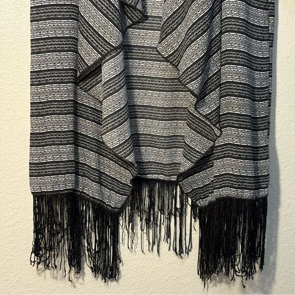 LuLaRoe BlackGray White Striped Kimono Women’s S Water fall Front Short Sleeve. - Picture 6 of 9